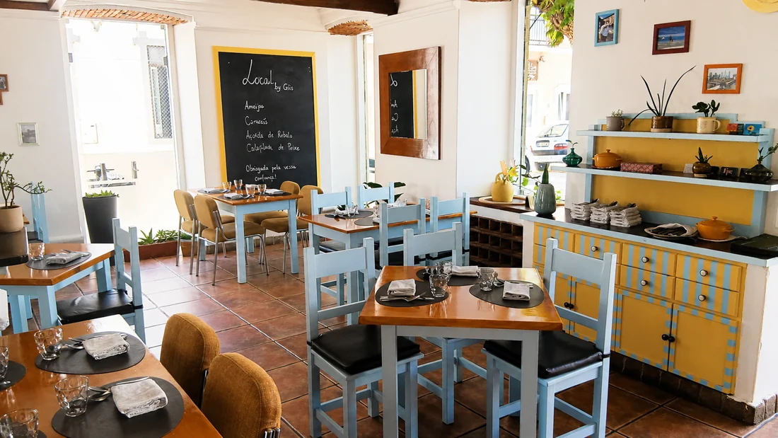 Sala do Local by Góis com cadeiras azuis e aparador amarelo